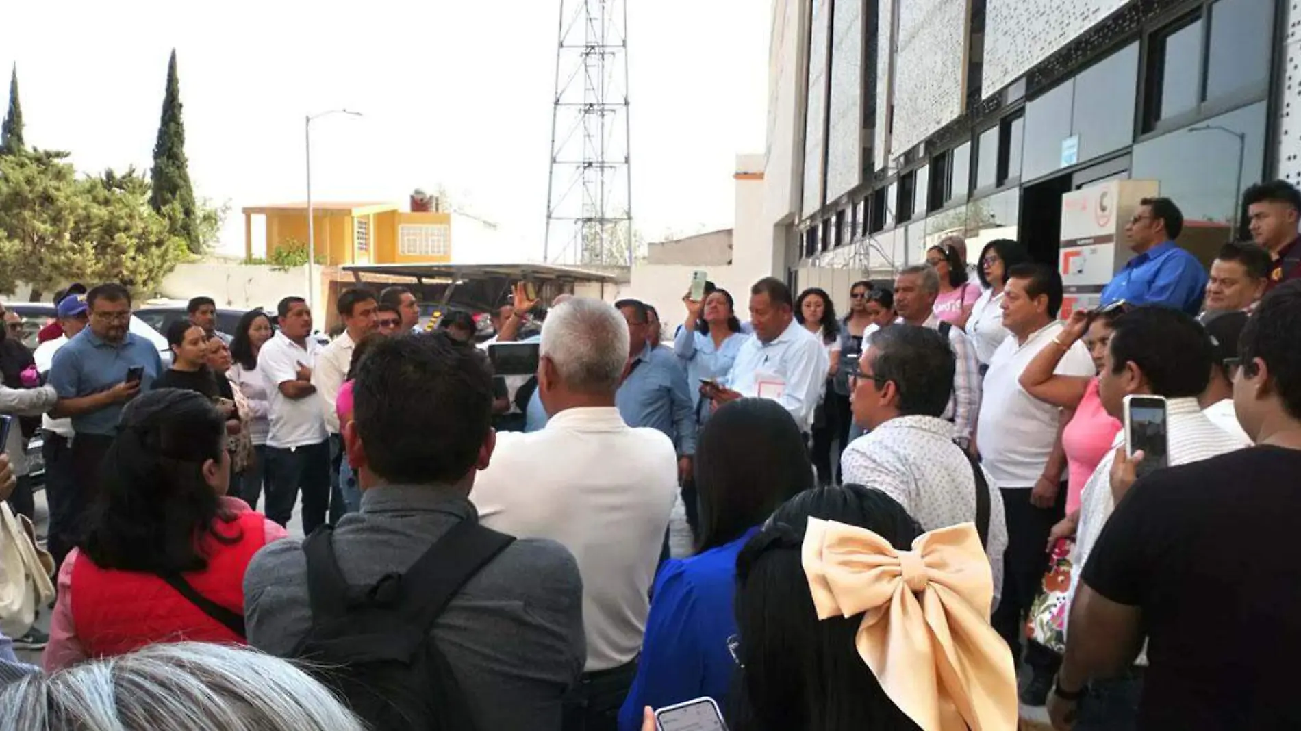 El personal docente y administrativo del Centro de Bachillerato Tecnológico Industrial y de Servicios (CBTIS) se manifestó en Tehuacán